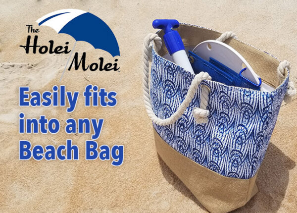 A beach bag with some blue umbrellas on it